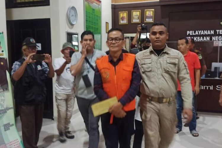 Mantan Direktur RSUD Pasaman Barat yang juga sebagai Pengguna Anggaran dan Pejabat Pembuat Komitmen inisial Y saat digiring ke mobil tahanan Kejaksaan Negeri Pasaman Barat, Kamis (28/7/2022) malam. 