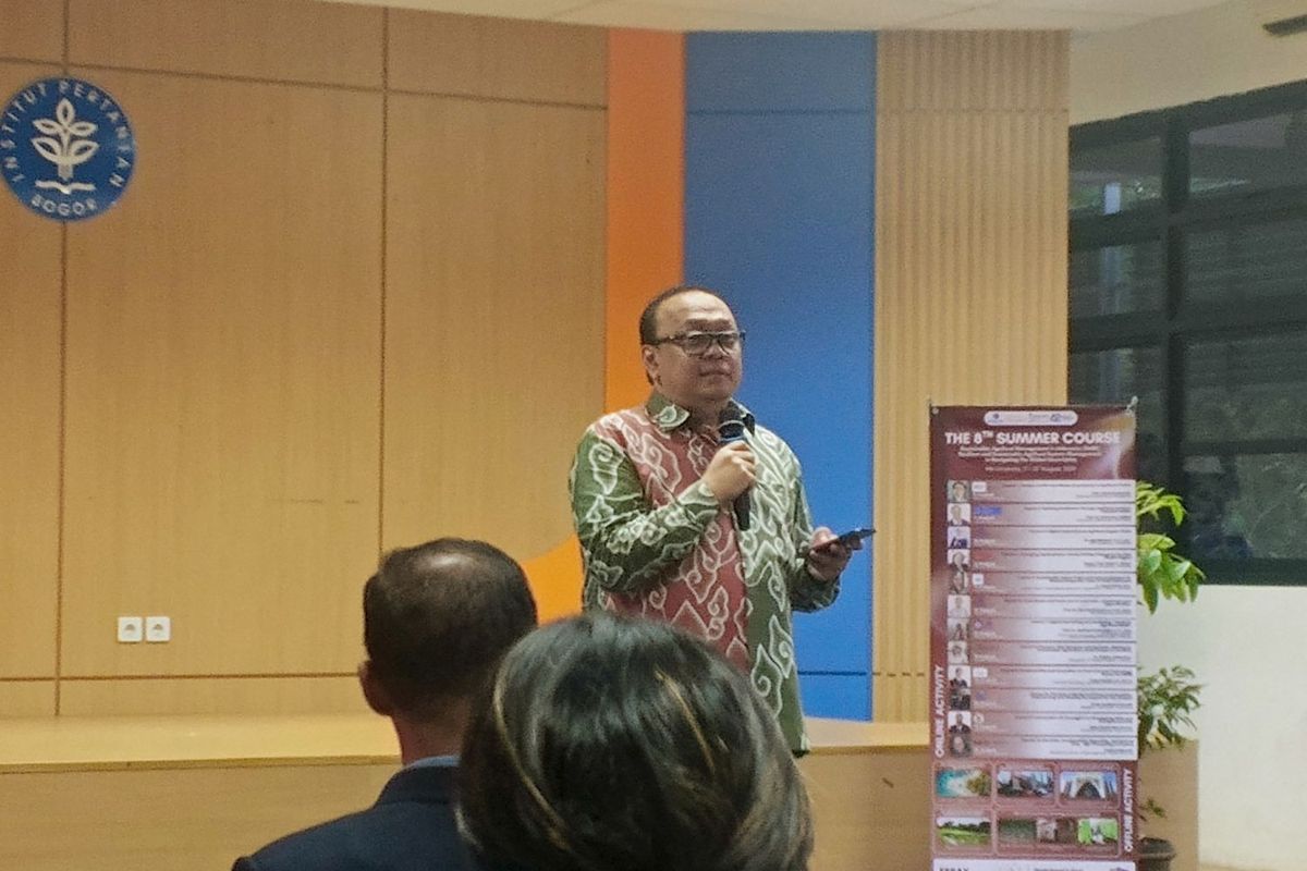 Dekan Fakultas Ekonomi dan Manajemen, Irfan Syauqi Beik memberi sambutan dalam kegiatan Summer Course pada Jumat (22/8/2025)
