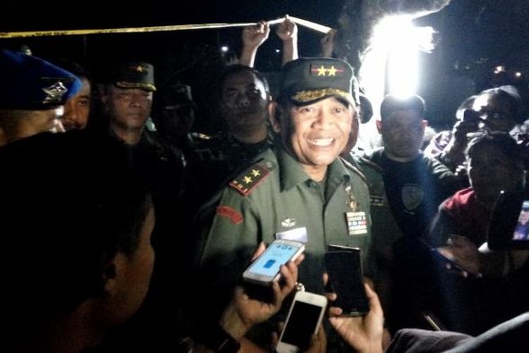 Pangdam IV/Diponegoro Mayjen TNI Jaswandi saat menemui wartawan usai meninjau jatuhnya helikopter
