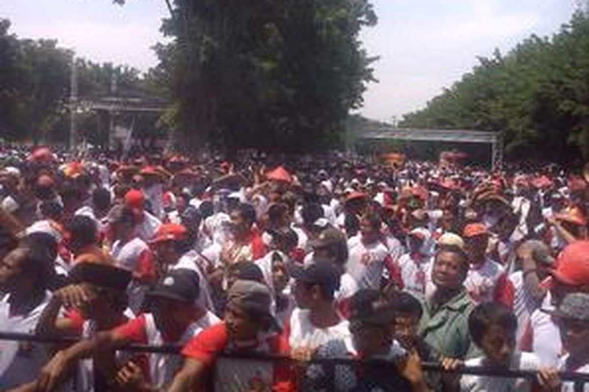 Meski diselengarakan di hari kerja, kampanye terbuka pertama Gerindra di Sidoarjo, Selasa (17/3) tetap ramai. Massa memadati lapangan parkir timur Gelora Delta Sidoarjo.