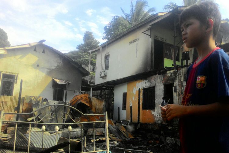 Kebakaran besar melanda lebih 100 rumah di Klandasan Ulu, Balikpapan. Tiga orang jadi korban dalam kebakaran ini. Api bisa dijinakkan setelah 4 jam. Warga pun menjadikan lokasi kebakaran sebagai tontonan setelah api padam.