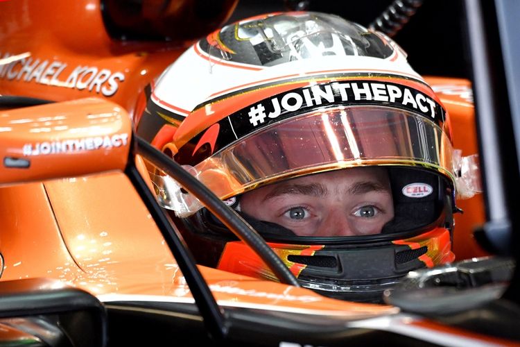 Pebalap McLaren asal Belgia, Stoffel Vandoorne, duduk di mobilnya pada sesi lathan kedua GP Rusia di Sochi Autodrom, Jumat (28/4/2017).