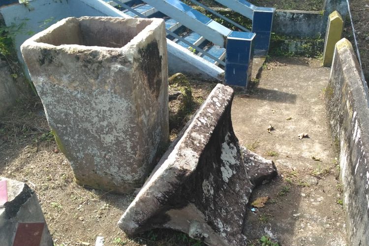 Kubur batu atau waruga yang dirusak oleh orang tidak dikenal di komplek pekuburan Kaima, Kauditan, Minahasa Utara.
