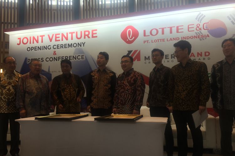 Opening Ceremony dan Joint Venture PT Modernland Realty Tbk dan Lotte E&C di Sales Marketing Gallery, Jakarta, Kamis, (12/12/2019).