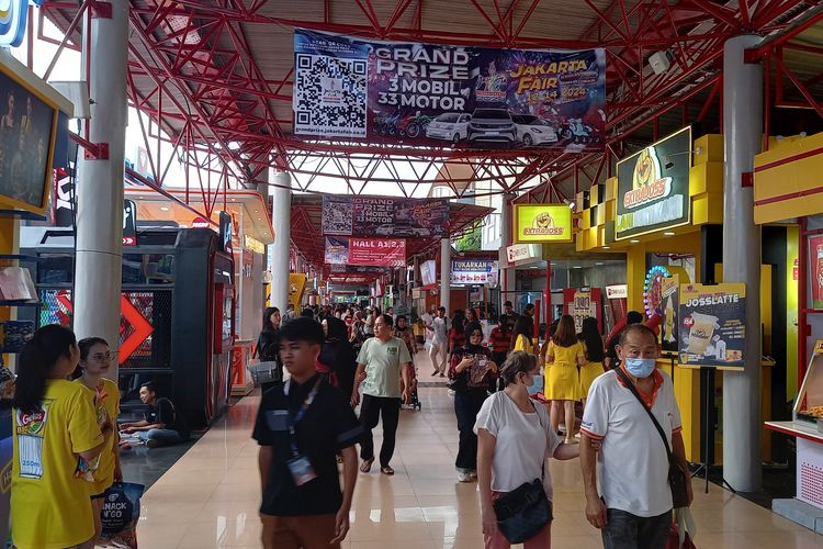 Suasana pengunjung Jakarta Fair 2024 pada Rabu (12/6/2024)