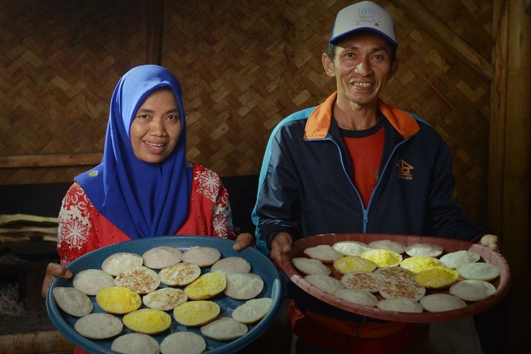 Nonoy Nurhasanah pemilik usaha Sorabi Jaya di Majalengka, Jawa Barat bersama suaminya