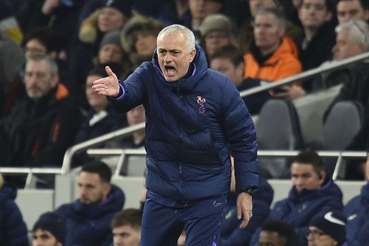 Pelatih Tottenham Hotspur Jose Mourinho memberi instruksi kepada para pemainnya selama pertandingan putaran kelima Piala FA antara Tottenham Hotspur vs Norwich City di Stadion Tottenham Hotspur pada Rabu (4/3/2/2020).