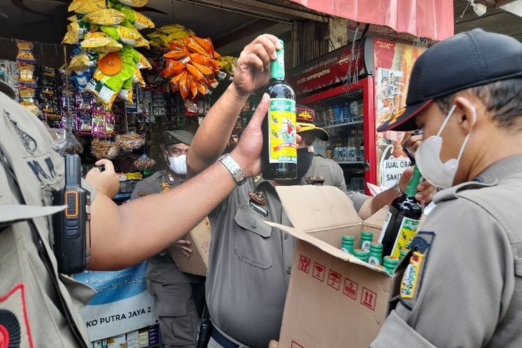 Petugas Satpol PP Kecamatan Tanjung Priok menyita ratusan botol miras dari sebuah warung di Jalan Warakas I, Tanjung Priok, Jakarta Utara, dalam operasi penertiban yang dilakukan dalam rangka bulan Ramadhan, Senin (18/4/2022).