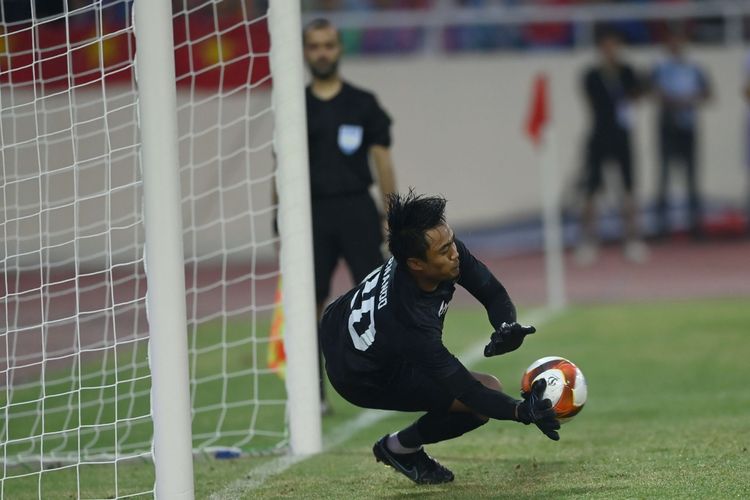 Kiper Timnas Indonesia Ernando Ari Sutaryadi menangkap bola tendangan penalti dari pesepak bola Timnas Malaysia dalam laga perebutan medali perunggu sepak bola SEA Games 2021 Vietnam di Stadion Nasional My Dinh, Hanoi, Vietnam, Minggu (22/5/2022). Indonesia meraih medali perunggu setelah mengalahkan Malaysia dalam babak adu penalti dengan skor 4-3.