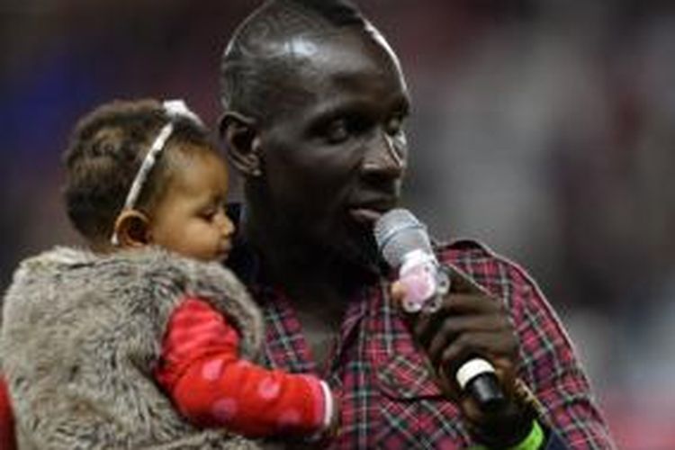Bek Liverpool, Mamadou Sakho (kanan), bersama anaknya (kiri).