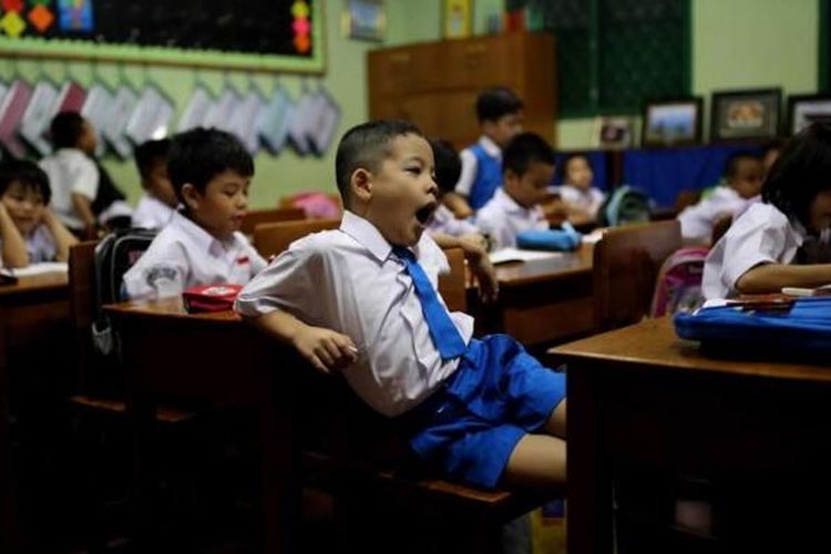 Siswa kelas 1 menjalani hari pertama sekolah di SDN 01 Menteng, Jakarta Pusat, Senin (18/7/2016). Peraturan Menteri Pendidikan dan Kebudayaan Nomor 23 Tahun 2015 tentang Penumbuhan Budi Pekerti berisi, antara lain, tentang keterlibatan orangtua dalam pendidikan anak. Salah satu hal yang ditekankan ialah kewajiban orangtua mengantar anak ke sekolah pada hari pertama tahun ajaran baru.
