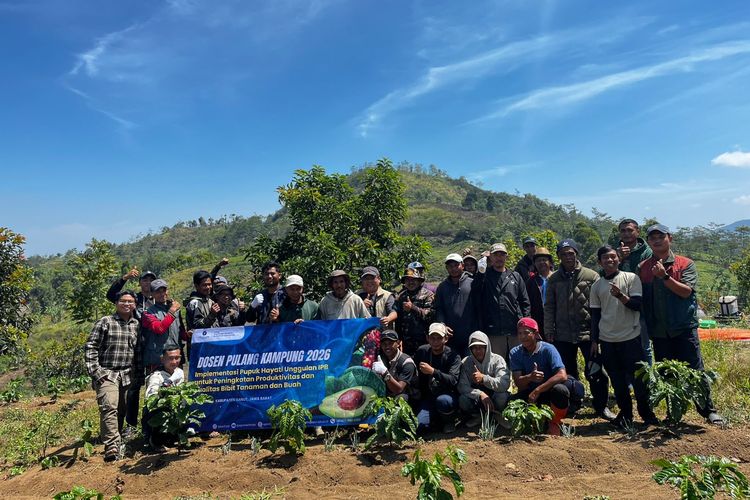 Dosen Pulang Kampung IPB Kenalkan Pupuk Hayati kepada Petani di Garut