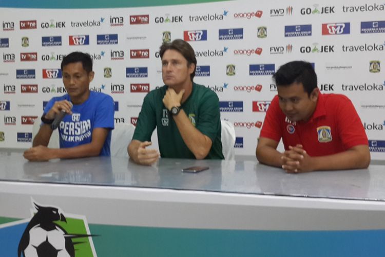 Pelatih Persiba Balikpapan, Timo Scheunemann saat konferensi pers di Stadion Gajayana, Kota Malang, Minggu (30/4/2017)