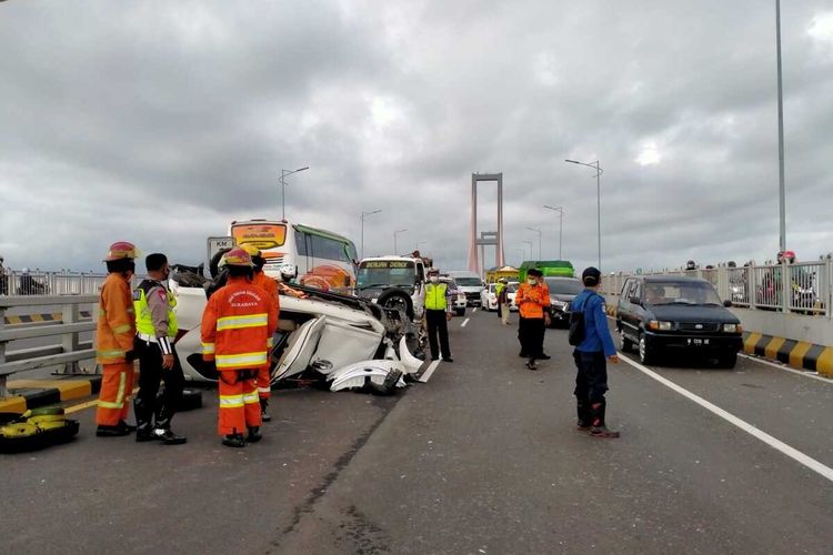 Terbalik Mobil Avanza Putih Mengalami Kecelakaan di Jembatan Suramadu