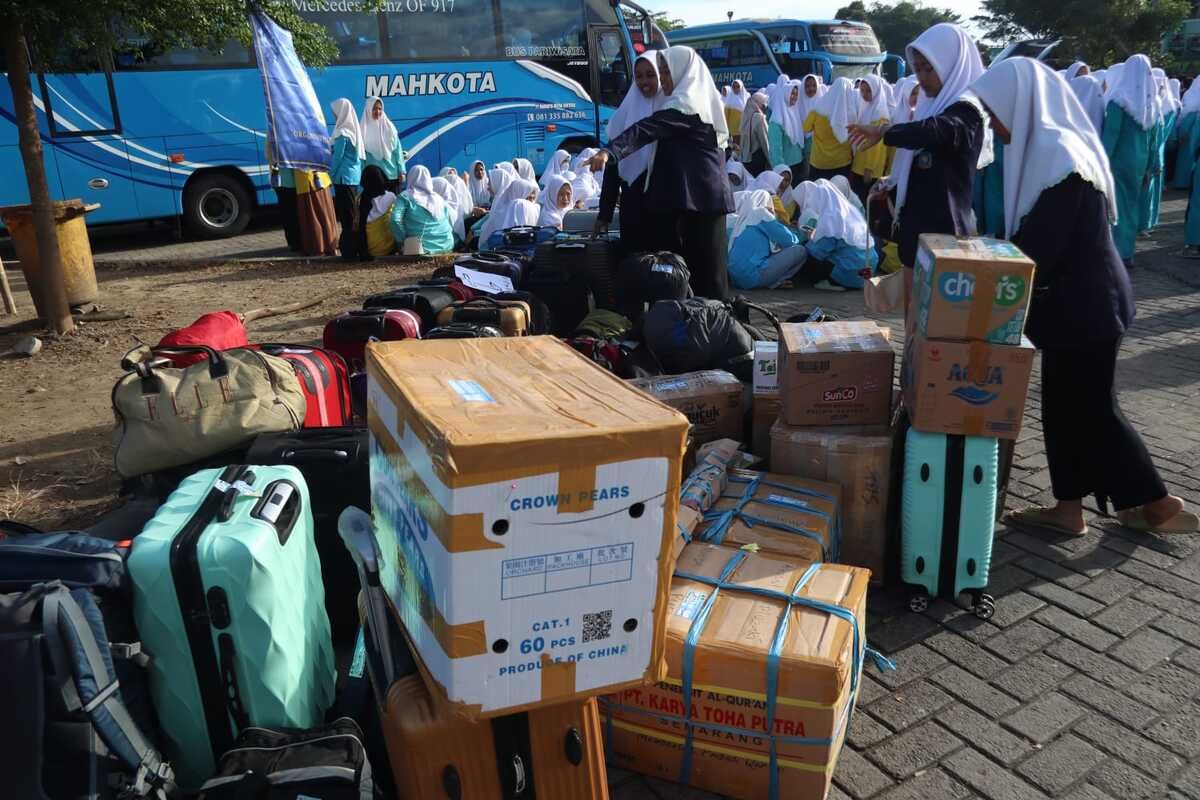 Santri Pesantren Tebuireng Jombang, Jawa Timur, mudik lebaran secara bersama-sama, memanfaatkan 47 bus yang difasilitasi pihak pesantren.