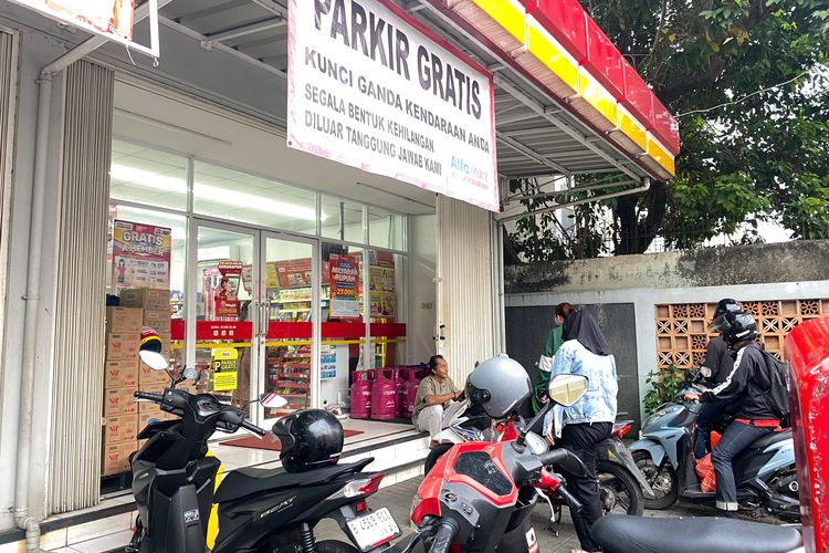 “Kalau Ada Uang, Saya Kasih”, Ketika Parkir Gratis di Minimarket Berubah Jadi Uang Sukarela...