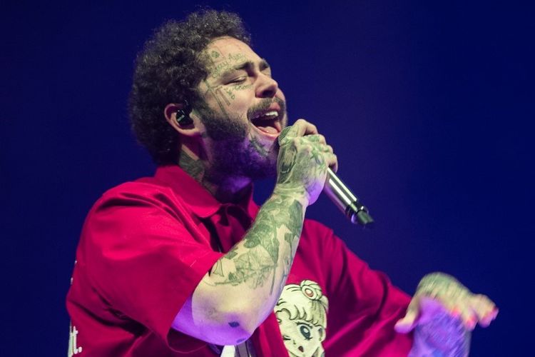 Rapper asal Amerika Serikat  Post Malone tampil di panggung Runaway Tour di Frank Erwin Center di Austin, Texas, pada 10 Maret 2020.