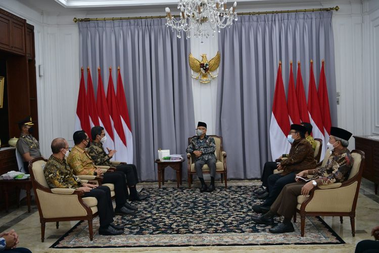 Wakil Presiden Ma'ruf Amin menerima audiensi jajaran direksi dan komisaris PT Bank BJB Syariah di kediaman resmi wakil presiden, Jakarta, Selasa (26/7/2022).