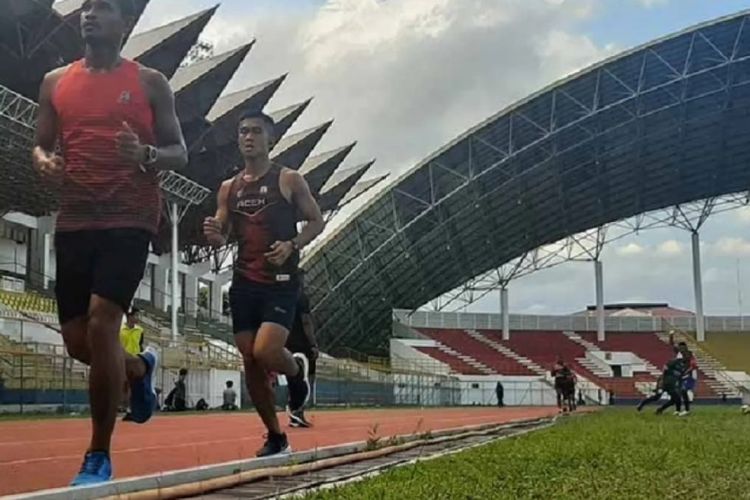 Dua atlet lari Aceh berlatih menjelang PON XX Provinsi Papua di Stadion Harapan Bangsa, Banda Aceh.