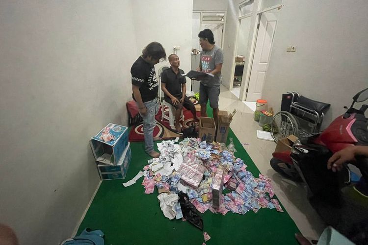 Penggerebekan yang dilakukan pihak kepolisian di rumah kontrakan dukun gadungan MY (42) alias Mulyanto di kompleks perumahan Grand Verona Regency, Bunder, Kecamatan Cerme, Gresik, Jawa Timur, Selasa (10/1/2023).