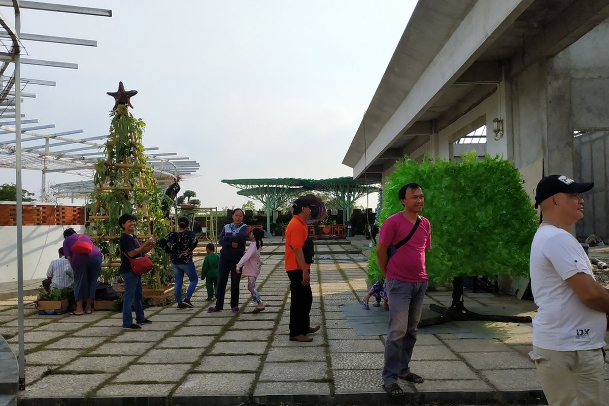 Sejumlah jemaat Paroki Gereja Katolik Santa Clara, Bekasi Utara, tengah merias pohon Natal yang dilombakan jelang perayaan Natal perdana di gereja, Kamis (19/12/2019).