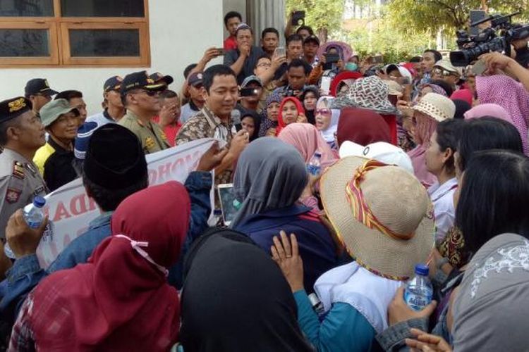 Pedagang Pasar Johar protes kepada Wali Kota Semarang terkait rencana revitalisasi pasar yang rencana dibangun enam lantai, Senin (20/2/2017)