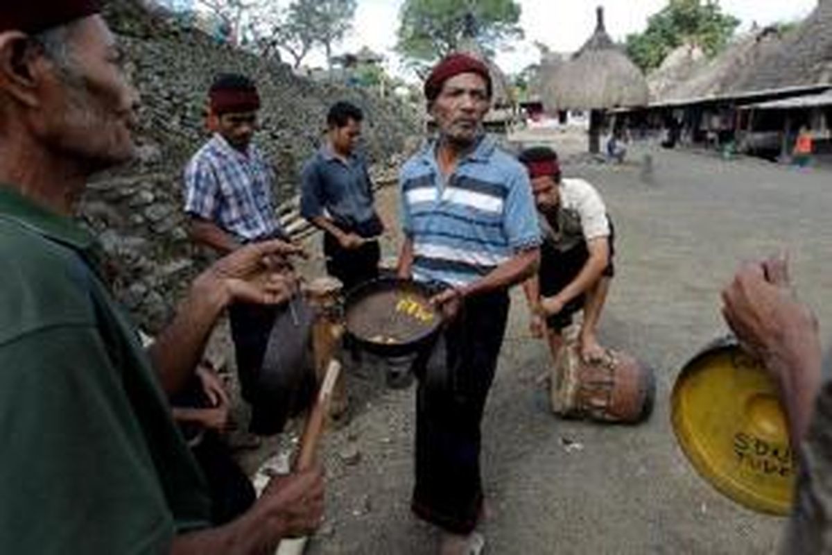 Warga Kampung Adat Bena, Ngada, Flores, NTT, bermain musik tradisional yang biasa dimainkan dalam rangka upacara adat pembangunan rumah baru, Selasa (15/6/2011). Kampung berusia sekitar 1.200 tahun ini kental dengan arsitektur kuno dan budaya megalitik.