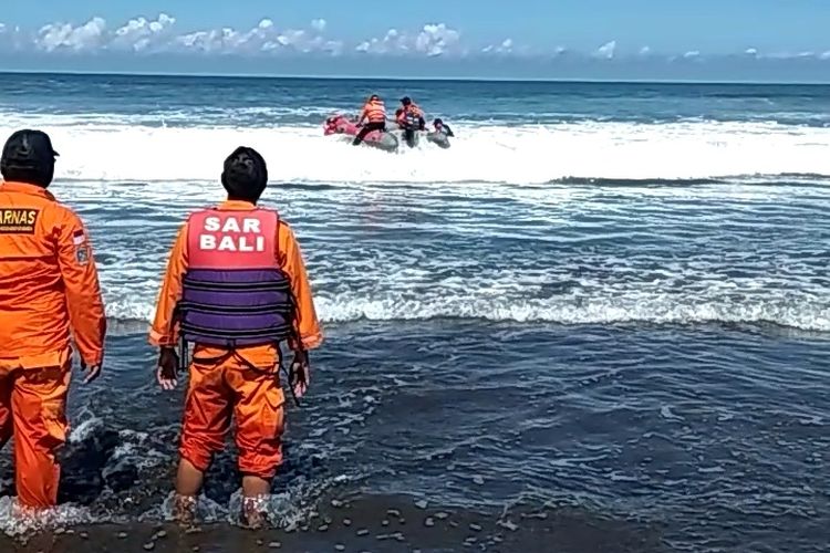 Tim SAR melakukan pencarian dua warga Tabanan yang terseret arus di Pantai Surabrata, Kecamatan Selemadeg Barat, Tabanan.