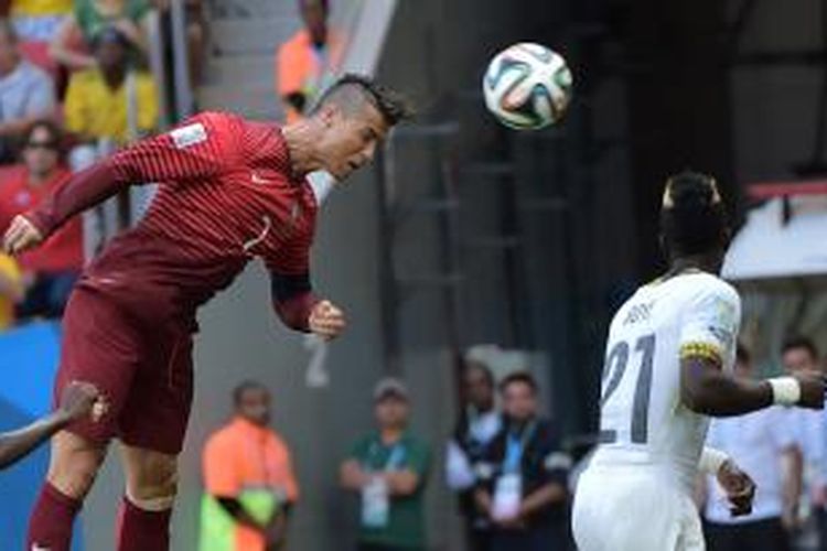 Penyerang tim nasional Portugal, Cristiano Ronaldo, menyundul bola saat tampil pada pertandingan terakhir peny