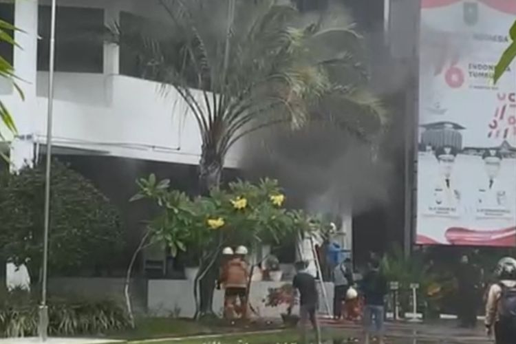 Petugas Damkar Pekanbaru berjibaku memadamkan api kebakaran pada kantor Bappeda Provinsi Riau di Jalan Gajah Mada, Pekanbaru, Selasa (1/2/2022).