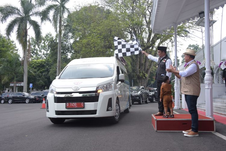 Gubernur Jawa Barat Ridwan Kamil melepas Tim Pemeriksa Kesehatan Hewan Kurban Tingkat Provinsi Jabar Tahun 2023 di Gedung Pakuan, Kota Bandung, Kamis (22/6/2023).

