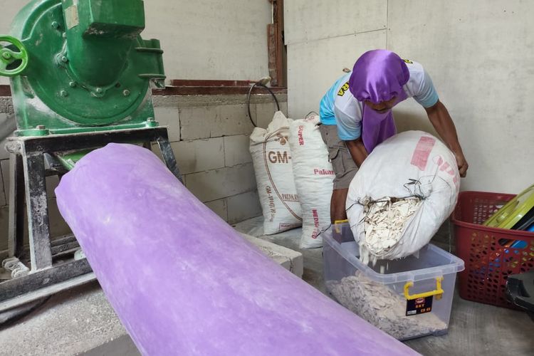 Anggota Kelompok Tani Sumber Rejeki di Desa Petir, Purwanegara, Banjarnegara, Jawa Tengah, Samudra (41), tengah menunjukkan proses produksi tepung mocaf di tahap penggilingan sriping atau potongan singkong yang telah dikerihkan, Jumat (26/9/2025). Petani singkong dan produsen mocaf ingin tepung mocaf dapat dimanfaatkan sebagai bahan baku dalam menu program Makan Bergizi Gratis (MBG).