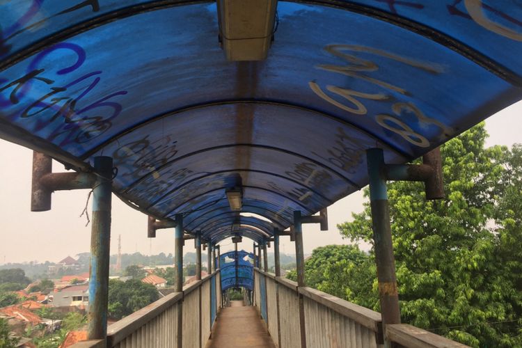 Kondisi Jembatan Penyeberangan Orang (JPO) Halte UI, Jalan Lenteng Agung, Kelurahan Srengseng Sawang, Kecamatan Jagakarsa, Jakarta Selatan, Kamis (26/7/2018)