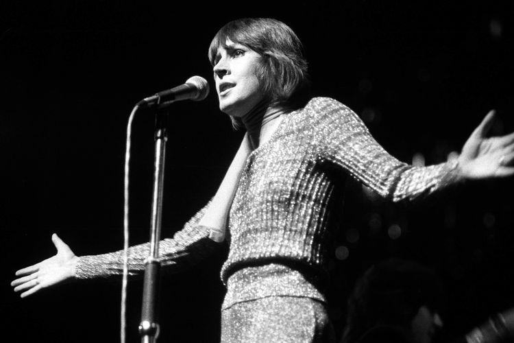 Helen Reddy performing on stage, London, 1974. (Photo by Ian Dickson/Redferns)