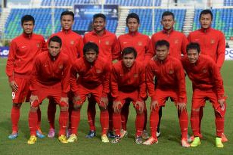 Para pemain Timnas Indonesia U-19 berpose sebelum melakoni laga perdana penyisihan Grup B Piala Asia U-19 di Myanmar, Jumat (10/10/2014), melawan Uzbekistan.