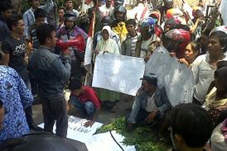 Dengan didampingi puluhan Mahasiswa, ratusan pedagang kaki lima (PKL) menggelar unjukrasa di kantor bupati Gowa, Sulawesi Selatan menuntut dihentikannya penggusuran serta penyediaan pasar yang layak bagi mereka. Rabu, (17/09/2014).