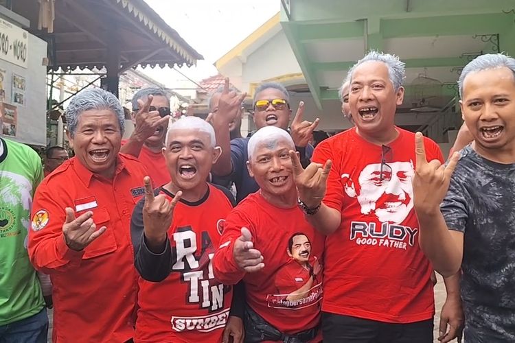 Ganjar Pranowo ditetapkan sebagai calon presiden untuk Pilpres 2024. Sejumlah kader dan relawan Partai Demokrasi Indonesia Perjuangan (PDI-P) Solo, mengecat rambut menjadi putih, Jumat (21/4/2023).