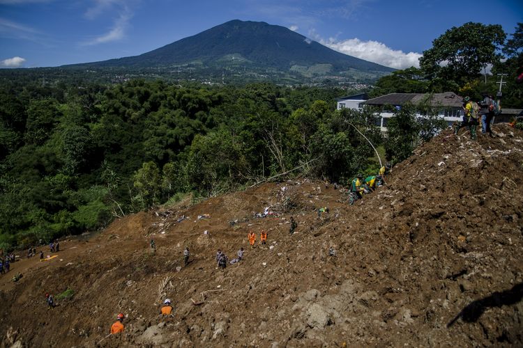 Tim SAR gabungan melakukan pencarian korban yang tertimbun longsor akibat gempa Cianjur di Cijedil, Cianjur, Jawa Barat, Selasa (29/11/2022). Pada hari ke-12 pencarian, Jumat (2/12/2022), jumlah korban meninggal ada 331 orang.
