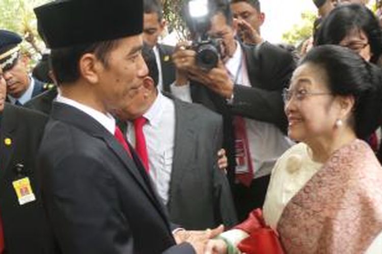 Ketua Umum DPP Partai Demokrasi Indonesia Perjuangan (PDI-P) Megawati Soekarnoputri memberikan ucapan selamat kepada Joko Widodo seusai pelantikan presiden dan wakil presiden, Senin (20/10/2014).