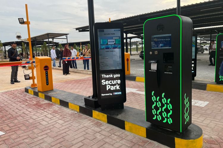 Teknologi eNOS (Epsilon No Scan No Tap)?sistem parkir digital tanpa tiket, tanpa kartu, dan tanpa tap memungkinkan pengguna masuk dan keluar area parkir tanpa perlu membuka kaca atau mengambil karcis. 
