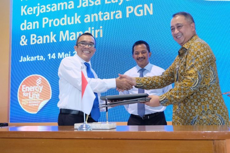 Direktur Keuangan PT Perusahaan Gas Negara Tbk Said Reza Pahlevy dan Direktur PT Bank Mandiri (Persero) Tbk Royke Tumilaar menandatangani Nota Kesepahaman Kerjasama Jasa Layanan & Produk, Senin (14/5/2018). Rencananya, Bank Mandiri akan memberikan layanan cash management system untuk membantu monitoring posisi saldo seluruh rekening PGN dan/atau anak perusahaan, sedangkan PGN akan menyediakan gas bumi untuk kendaraan operasional yang dimiliki oleh Bank Mandiri