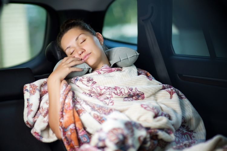 Ilustrasi tidur di mobil dengan ac menyala, bahaya tidur di mobil dengan ac menyala. 