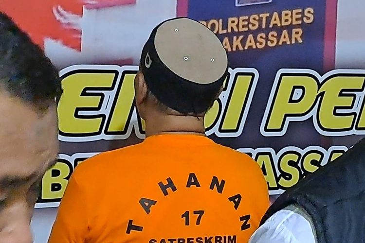 JBL (69) pria paruh bayah yang diduga tega hamili anaknya hingga melahirkan, saat dihadirkan di Mapolrestabes Makassar, Sulsel, Senin (16/10/2023)