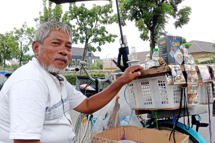 Ruslan, Sarjana Pengayuh Sepeda, Jual Nasi Bungkus Keliling Sidoarjo