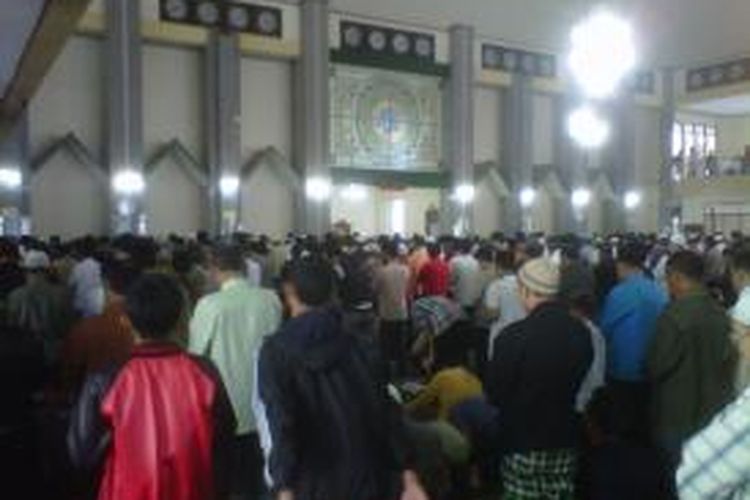 Ribuan umat muslim kota Garut mengikuti ibadah shalat Jumat (18/8/2013) di Masjid Agung Garut.
