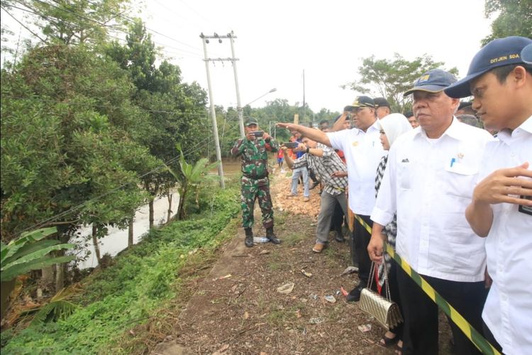 Menteri PUPR Basuki Hadimuljono saat mengunjungi lokasi banjir di Kabupaten Konawe, Sultra, Kamis (20/6/2019). 