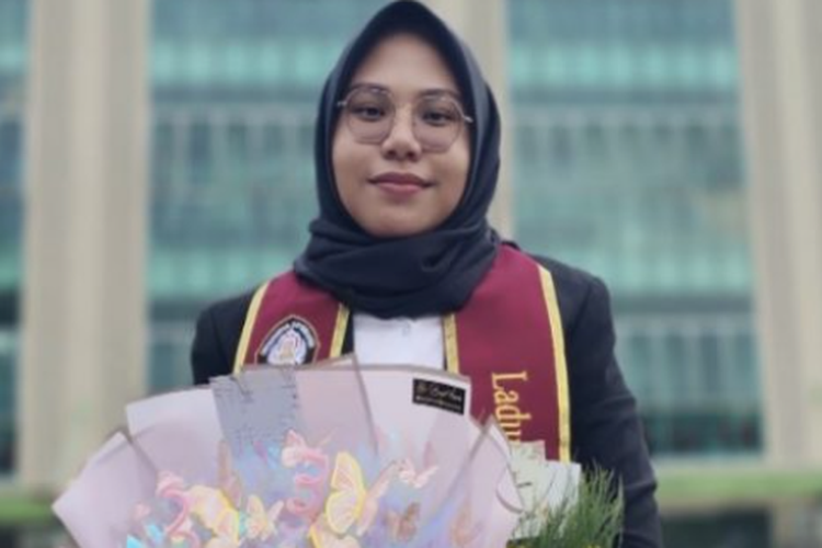 Ladunia Adzka Indriyanti menjadi wisudawan ke-173 Undip.