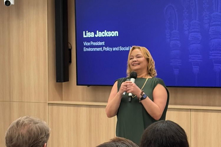 Lisa Jackson, VP Environment, Policy and Social Initiatives di acara kelulusan Developer Academy di Bali, Kamis (11/12/2025). 