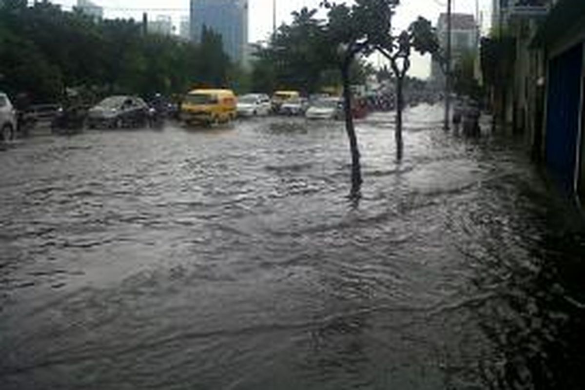  Jalan Satria setelah perempatan Grogol yang mengarah ke Pluit, Penjaringan, Jakarta Utara mengalami kemacetan yang cukup parah, Rabu (11/2/2015), akibat banjir dari luapan di samping jalan tersebut.