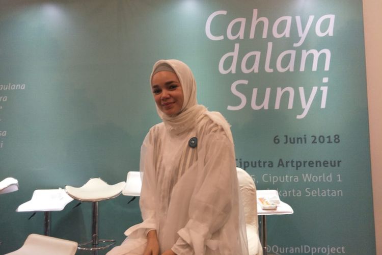 Dewi Sandra saat ditemui usai jumpa pers peluncuran klip video Cahaya Dalam Sunyi di kawasan kuningan,  Jakarta Selatan, Rabu (6/6/2018).